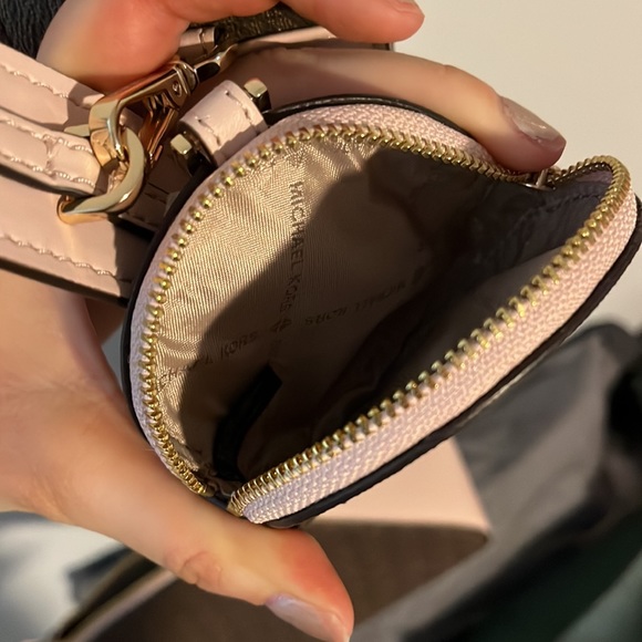 Michael Kors Jet Set Travel Purse with coin purses - Picture 7 of 17